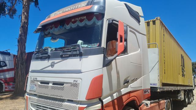 Camión de Vogaye Group transportando un contenedor